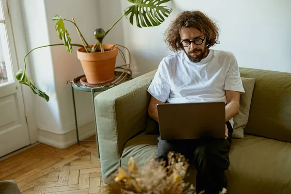 Pengusaha Yang Duduk Sofa Rumah Dan Bekerja Pada Laptop Online — Stok Foto