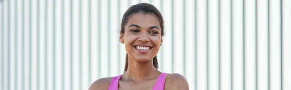 Portrét Smíšené Rasy Mladé Dívky Sportovním Oblečení Dívá Bokem Usmívá — Stock fotografie