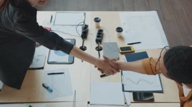 Ofis toplantısında tokalaşan iki profesyonel iş adamının yakınlaşması. Yüksek kalite 4k görüntü