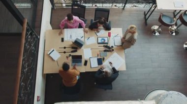 Ofis toplantısında el sıkışan iki mutlu profesyonel iş lideri. Yüksek kalite 4k görüntü