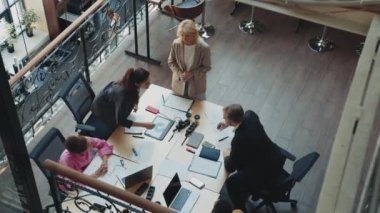 Ofis toplantısında el sıkışan iki mutlu profesyonel iş lideri. Yüksek kalite 4k görüntü