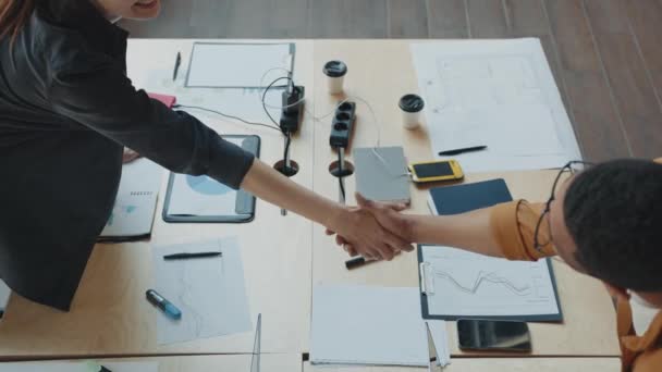 Close Dois Empresários Profissionais Apertando Mãos Reunião Escritório Imagens Alta — Vídeo de Stock