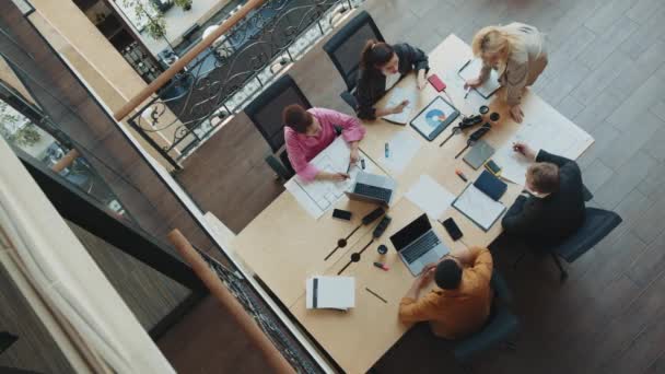 Gruppen Kollegor Arbetar Tillsammans Med Projekt Inom Coworking Högkvalitativ Film — Stockvideo