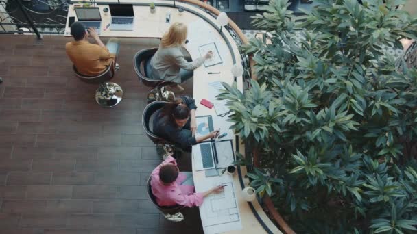 Grupp Medarbetare Som Arbetar Tillsammans Och Pratar Ett Modernt Kontor — Stockvideo