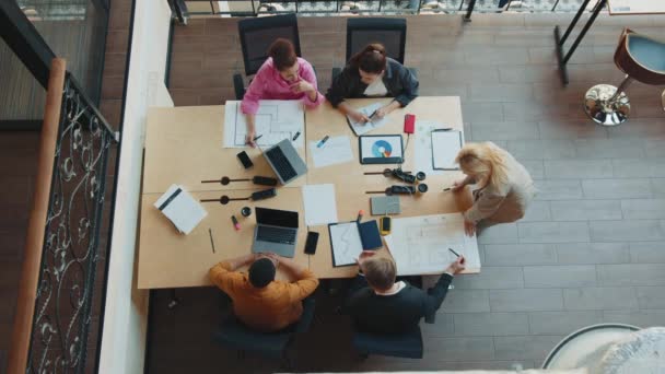 Kollégák Csoportja Akik Együttműködnek Coworking Projektben Kiváló Minőségű Felvételek — Stock videók