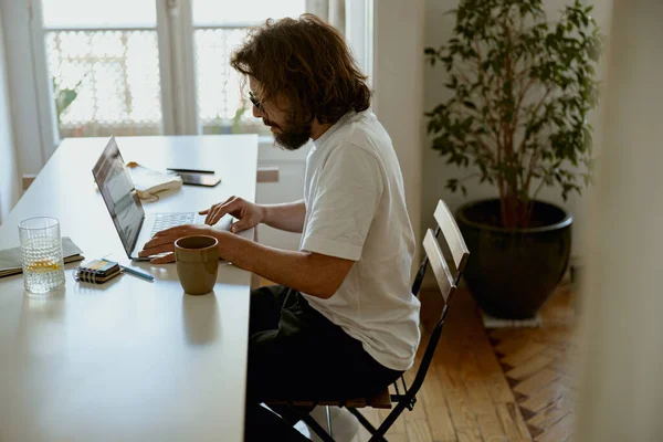 Pengusaha Bisnis Duduk Rumah Dan Bekerja Pada Laptop Online Konsep — Stok Foto