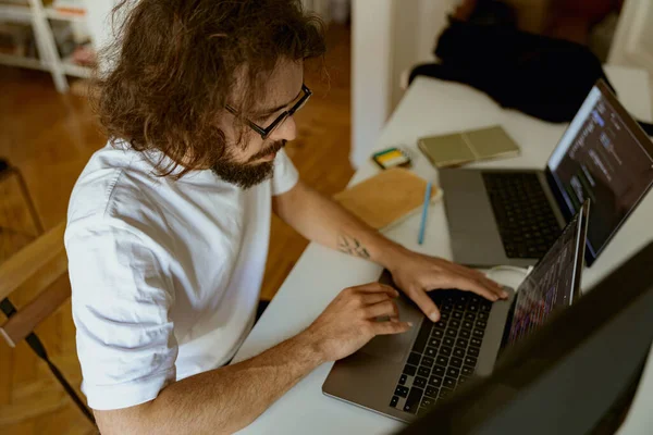 Programmer Laki Laki Fokus Duduk Meja Dan Bekerja Laptop Dan — Stok Foto