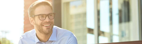 Ung Stilig Glad Affärsman Bär Blå Skjorta Och Glasögon Med — Stockfoto