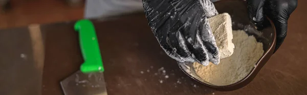 Chef Kok Bakt Kaas Meel Voor Het Bakken Een Pan — Stockfoto