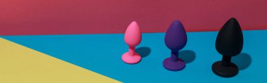 Renkli arka planda anal seks için kıç tıkacı ve dildolar. Seks dükkanı konsepti. Yüksek kalite fotoğraf