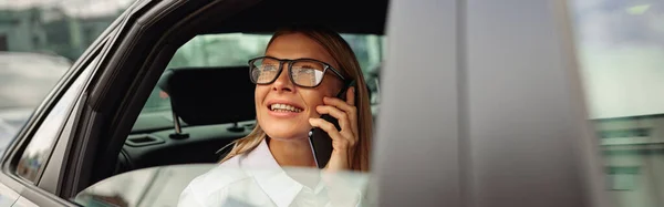 Bizneswoman Podróżująca Tylnym Siedzeniu Samochodu Mówiący Smartfon Patrząc Okno — Zdjęcie stockowe