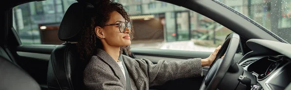 Bizneswoman Okularach Jazdy Samochodem Jedną Ręką Kierownicy Druga Dźwigni Zmiany — Zdjęcie stockowe