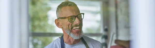 Feliz Hombre Caucásico Mediana Edad Delantal Aand Gafas Sonriendo Mirando —  Fotos de Stock