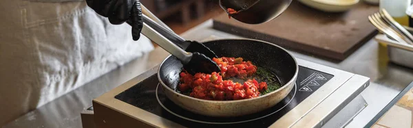 Großaufnahme Von Koch Uniform Kocht Gericht Für Kundenauftrag Restaurantküche — Stockfoto