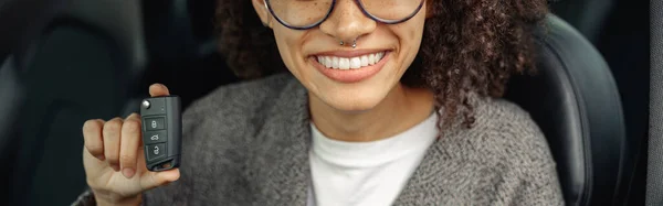 Młoda Uśmiechnięta Kobieta Trzyma Kluczyki Nowego Samochodu Uśmiecha Się Kamery — Zdjęcie stockowe