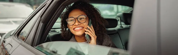 Atrakcyjna Bizneswoman Rozmawia Przez Telefon Klientem Siedząc Tylnym Siedzeniu Samochodzie — Zdjęcie stockowe