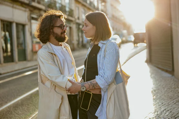 Lizbon 'un eski caddesinde yürüyen iki turist. Yaz Avrupa tatili