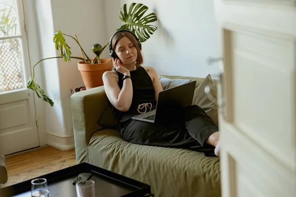 Een Vrouw Een Koptelefoon Houdt Van Learning Van Vreemde Talen — Stockfoto