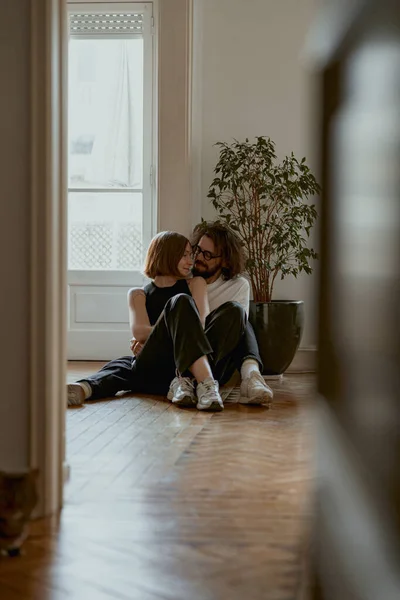 Kadın Erkek Oturma Odasında Sevgi Şefkatle Sarılıyorlar Ilişkiler Zamanı — Stok fotoğraf