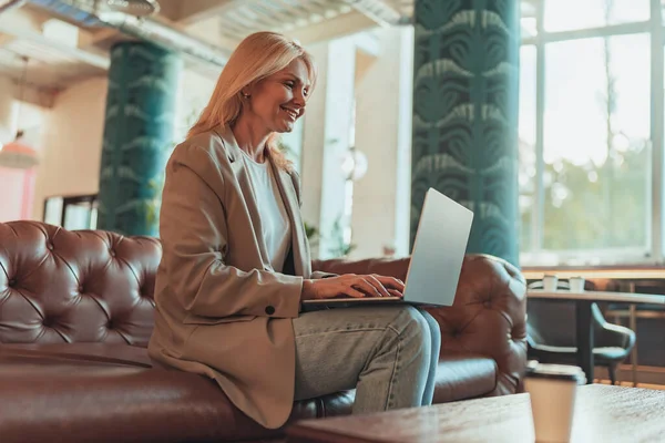 Pengusaha Wanita Duduk Sofa Dan Bekerja Pada Laptop Pada Latar — Stok Foto