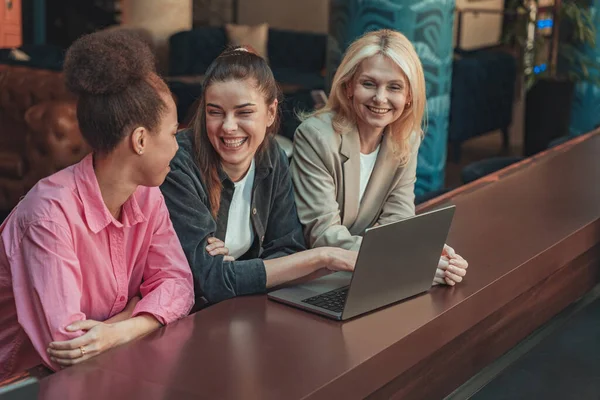 Tiga Rekan Wanita Duduk Meja Dengan Laptop Dan Berbicara Selama — Stok Foto