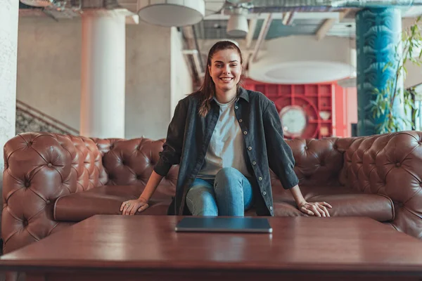 Smiling Pekerja Kantor Wanita Menikmati Istirahat Ruang Kerja Dan Melihat — Stok Foto