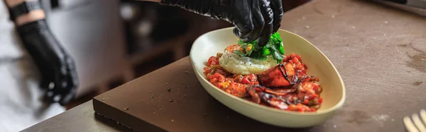 Chef Menghias Makanan Siap Saji Dengan Sayuran Dapur Restoran Foto — Stok Foto