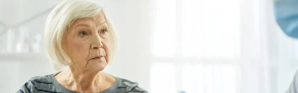 Nette Ältere Dame Blickt Mit Ernstem Gesichtsausdruck Auf Das Medizinische — Stockfoto