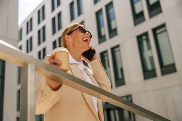 Senyum Wanita Pekerja Kantor Bicara Telepon Pada Latar Belakang Bangunan — Stok Foto