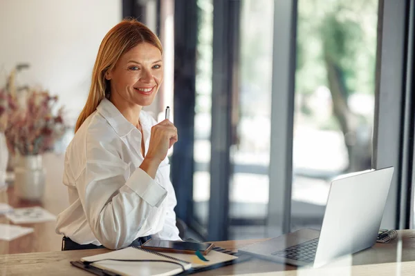 Smiling Woman Entrepreneur Working Laptop Making Notes Cozy Coworkign Space — Stok Foto