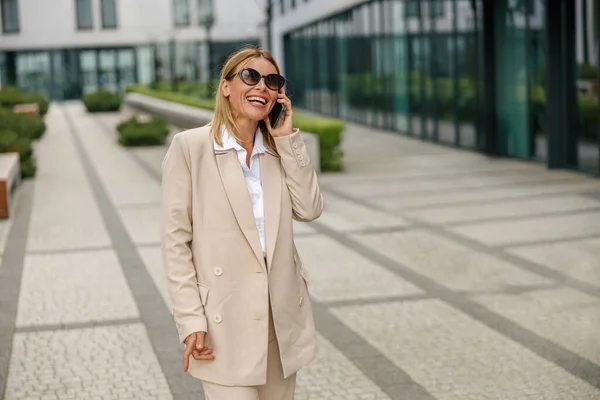Senyum Wanita Pekerja Kantor Bicara Telepon Pada Latar Belakang Bangunan — Stok Foto