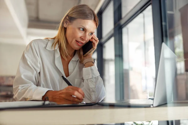 Manajer Wanita Yang Berbicara Melalui Telepon Dengan Klien Dan Menggunakan — Stok Foto