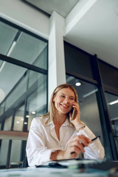 Manajer Penjualan Wanita Berbicara Melalui Telepon Dengan Klien Duduk Kerja — Stok Foto