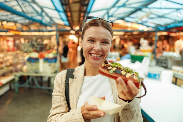 Kadın turist yemek pazarında hazır yemek yiyor. Yüksek kalite fotoğraf