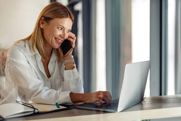 Manajer Penjualan Wanita Berbicara Melalui Telepon Dengan Klien Duduk Kerja — Stok Foto