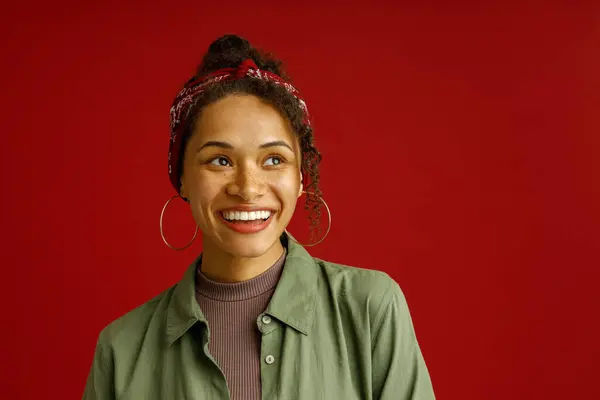 Güzel Bir Kadın Kırmızı Stüdyo Arka Planında Dururken Gülümseyerek Yüzünü — Stok fotoğraf