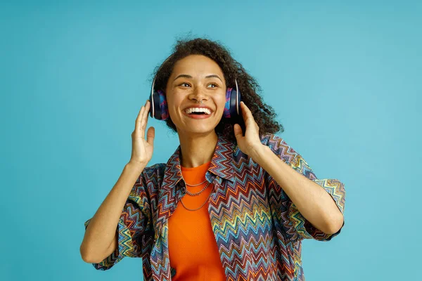 Lächelnde Frauen Genießen Musik Die Kopfhörer Berührt Die Auf Blauem — Stockfoto