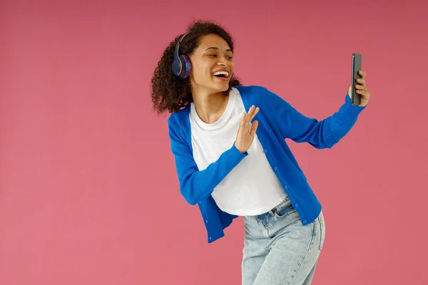 Wanita Yang Tersenyum Mendengarkan Musik Dan Menari Dengan Earphone Berdiri — Stok Foto