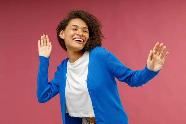 Hübsch Lächelnde Frau Tanzt Mit Erhobenen Händen Während Sie Über — Stockfoto