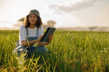 Dijital tabletli profesyonel kadın tarım uzmanı sahada çalışıyor. Yüksek kalite fotoğraf