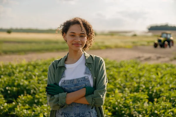 Senyum Petani Perempuan Berdiri Dengan Bersilang Tangan Latar Belakang Lapangan — Stok Foto