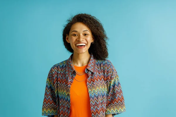Ευτυχισμένη Κομψή Γυναίκα Κοιτάζοντας Κάμερα Χαμόγελο Στέκεται Μπλε Φόντο Στούντιο — Φωτογραφία Αρχείου