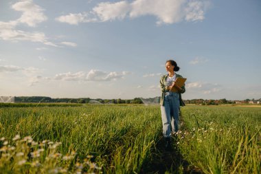 Kadın tarımcı hasat sırasında tarlada yürür. Tarım işgali kavramı