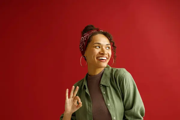 Mulher Mostrando Sinal Com Sorriso Enquanto Está Sobre Fundo Estúdio — Fotografia de Stock