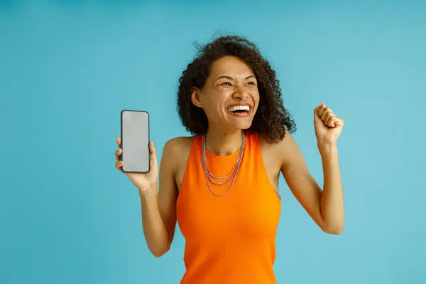 Wanita Bersemangat Menampilkan Ponsel Dengan Ruang Kosong Gratis Untuk Aplikasi — Stok Foto