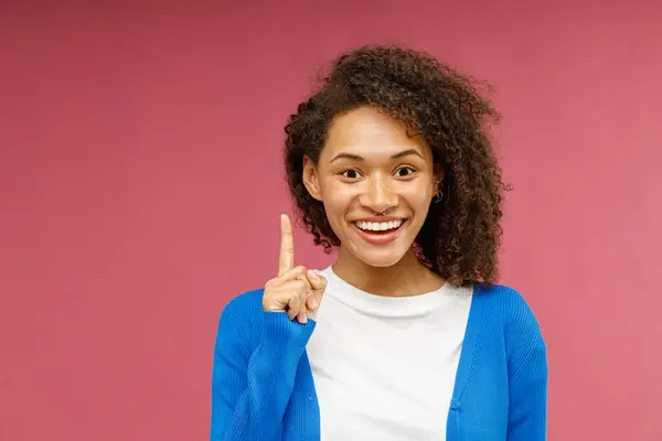 Heyecanlı Genç Bir Kadının Portresi Işaret Parmağını Kırmızı Stüdyo Arka — Stok fotoğraf