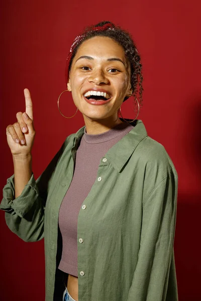 Positiv Lächelndes Weibliches Model Zeigt Nach Oben Schaut Erstaunt Über — Stockfoto