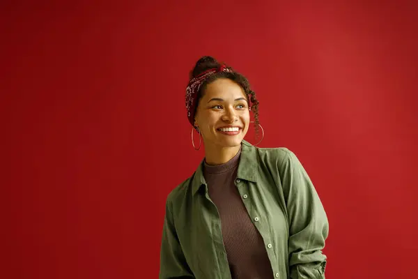 Πορτρέτο Της Γοητευτικής Γυναίκας Κοιτάζει Μακριά Χαμόγελο Στέκεται Στο Κόκκινο — Φωτογραφία Αρχείου