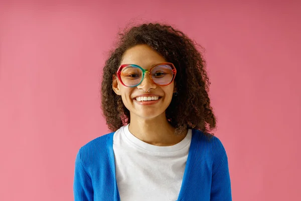 Mulher Positiva Roupas Casuais Olha Câmera Com Sorriso Enquanto Está — Fotografia de Stock
