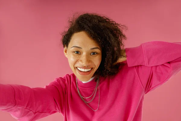 Mladá Žena Směje Při Focení Selfie Přes Růžové Pozadí Studia — Stock fotografie
